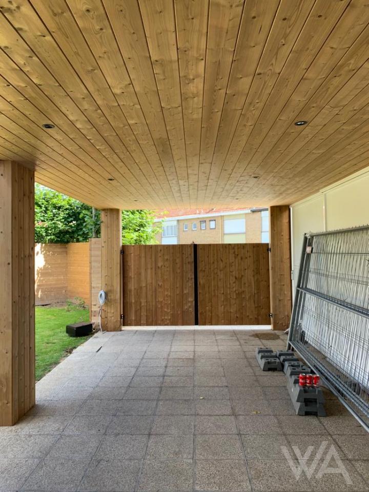 Carport met stalen poort in thermowood te roeselare in west vlaanderen